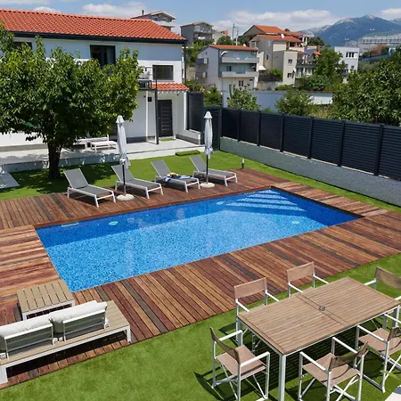 Villa Joy With Heated Pool And Foodbal Daire