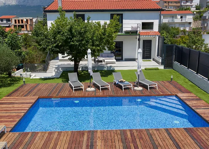Villa Joy With Heated Pool And Foodbal Daire Split
