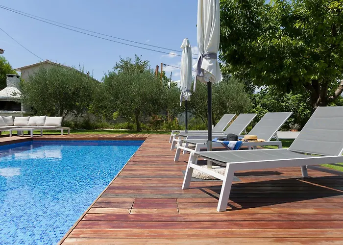 Villa Joy With Heated Pool And Foodbal Daire Split