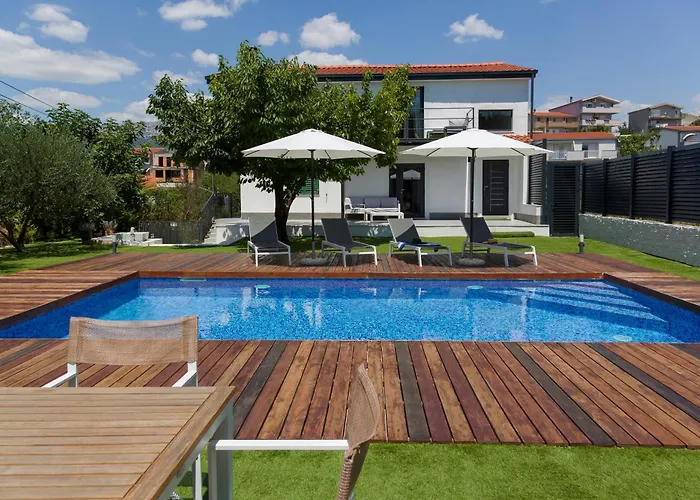 Villa Joy With Heated Pool And Foodbal *