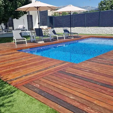 Joy With Heated Pool And Foodbal Apartament Split