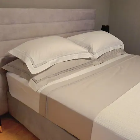 Joy With Heated Pool And Foodbal Apartament
