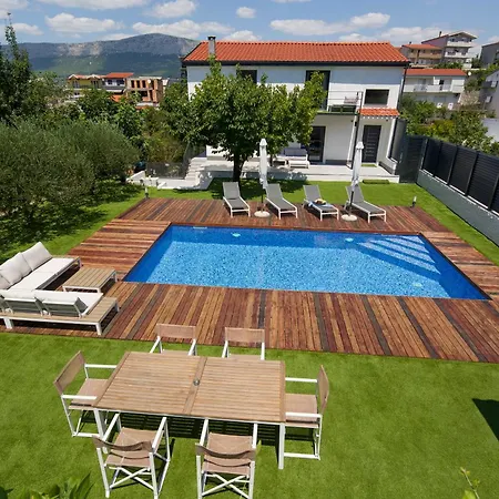 Joy With Heated Pool And Foodbal Split