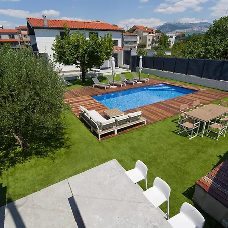 Joy With Heated Pool And Foodbal * Split