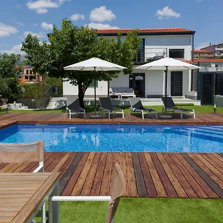 Joy With Heated Pool And Foodbal *
