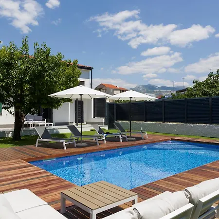 Joy With Heated Pool And Foodbal Apartament *