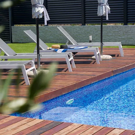 Joy With Heated Pool And Foodbal Split